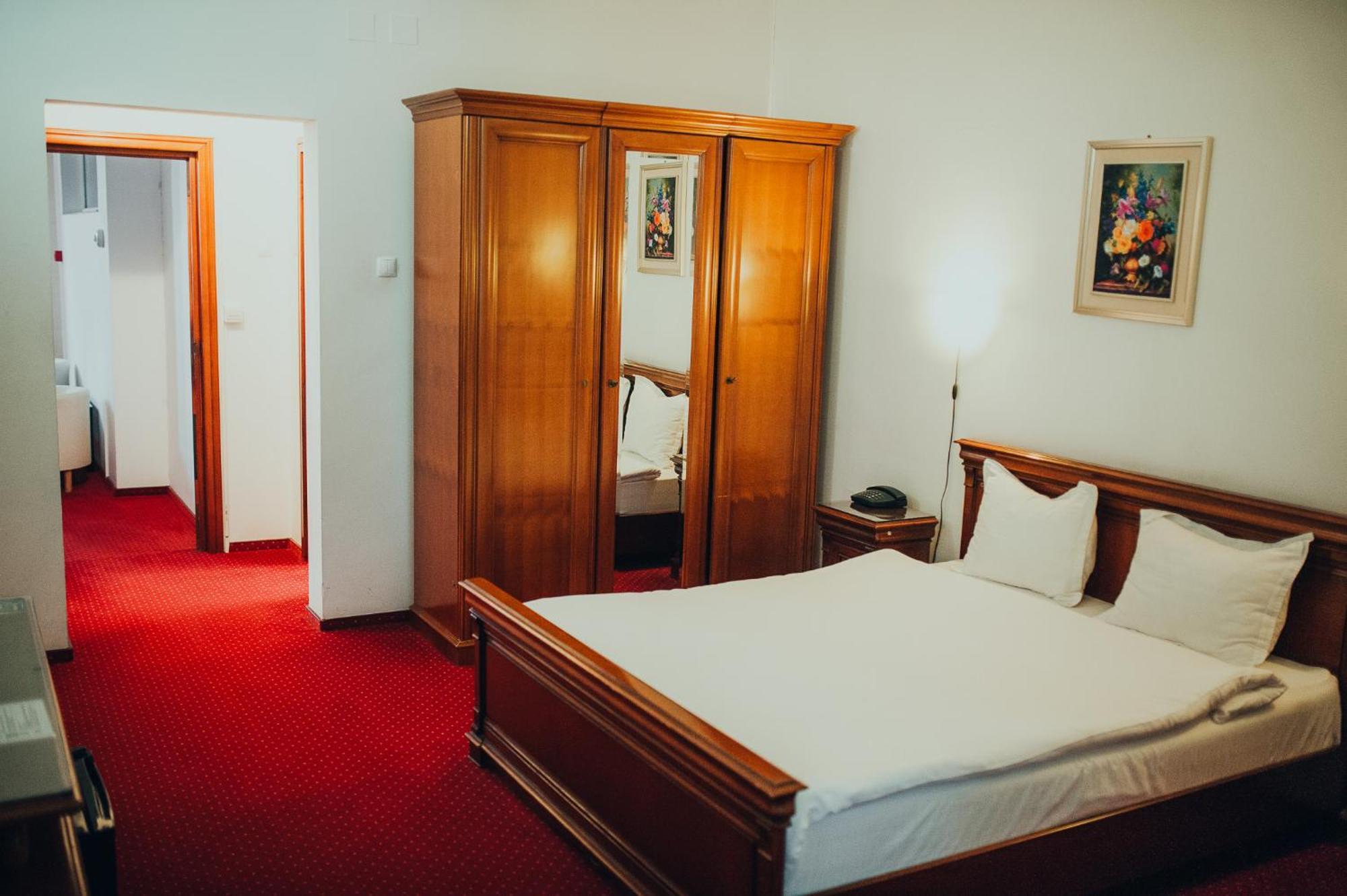 Hotel Bavaria Craiova Ngoại thất bức ảnh