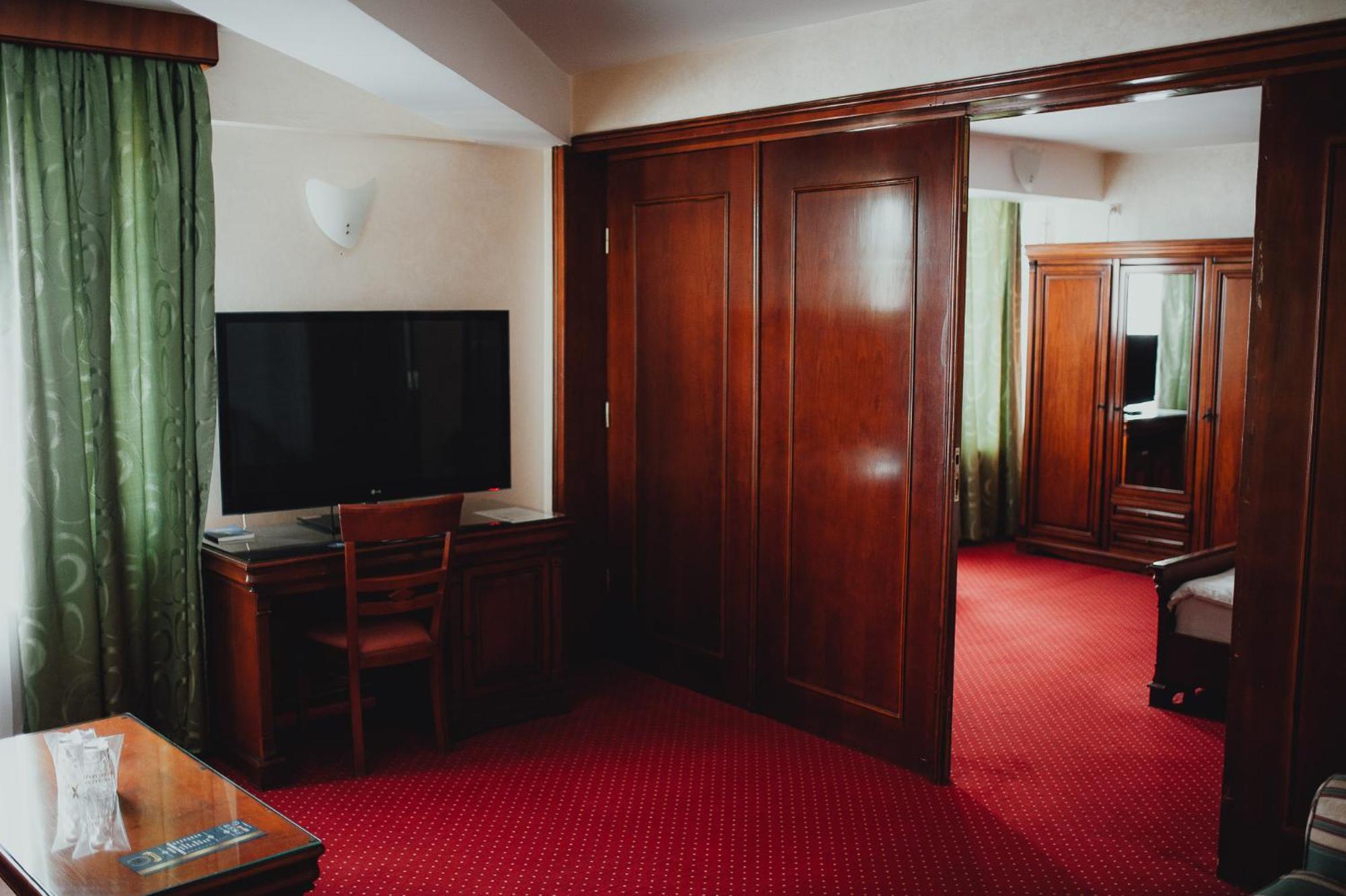 Hotel Bavaria Craiova Ngoại thất bức ảnh